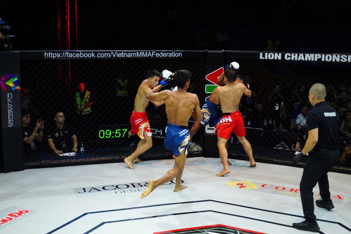 Ở trận đầu tiên, 2 võ sĩ Minh Quyền và Huy Hoàng áp đảo Sry Sran và Khan Tit (Campuchia). 