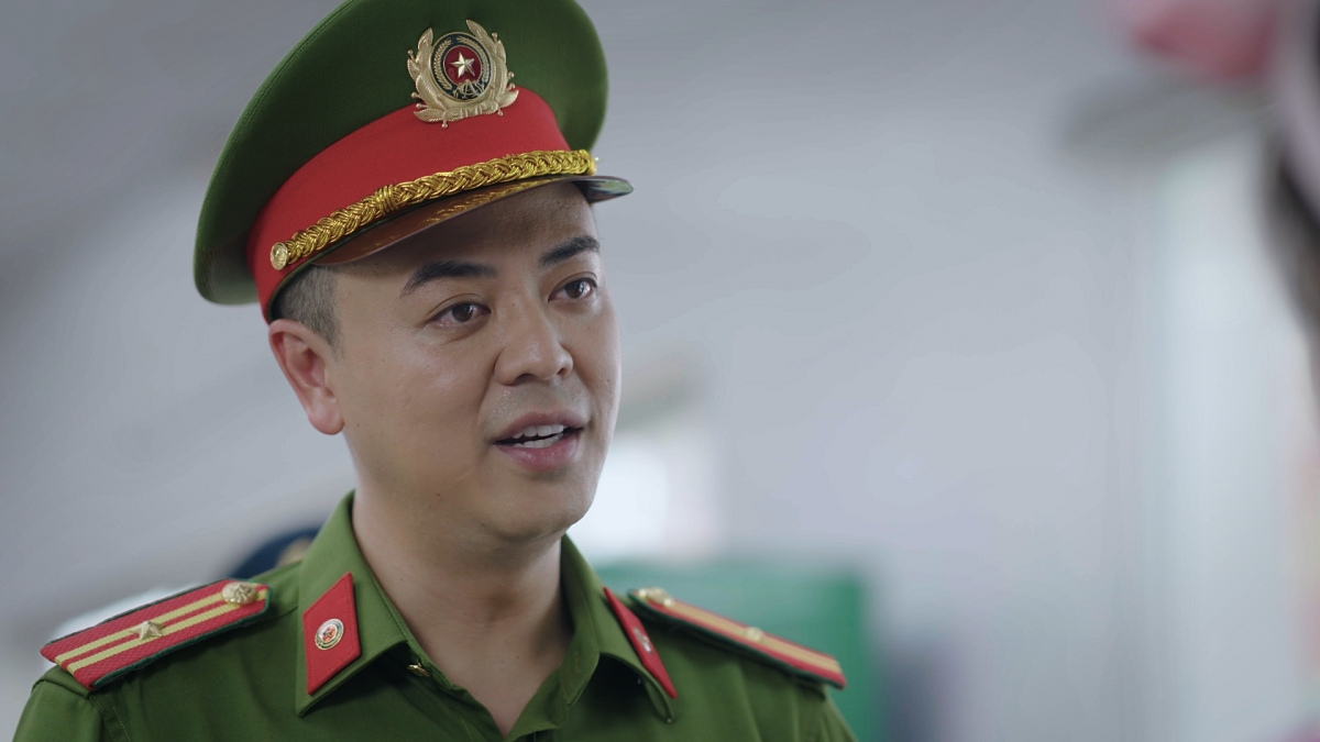 "Có anh, nơi ấy bình yên" kể về Huy (Tuấn Tú thủ vai) được cử về làm trưởng công an xã Tiên Phong