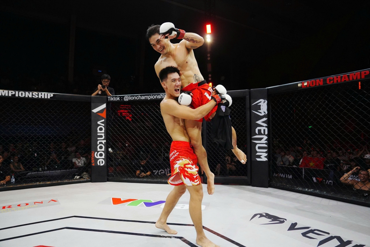 Dù vậy sau hơn 4 phút thi đấu căng thẳng, các VĐV Việt Nam cũng là những người giành chiến thắng chung cuộc sau những đòn đánh rất nặng. 