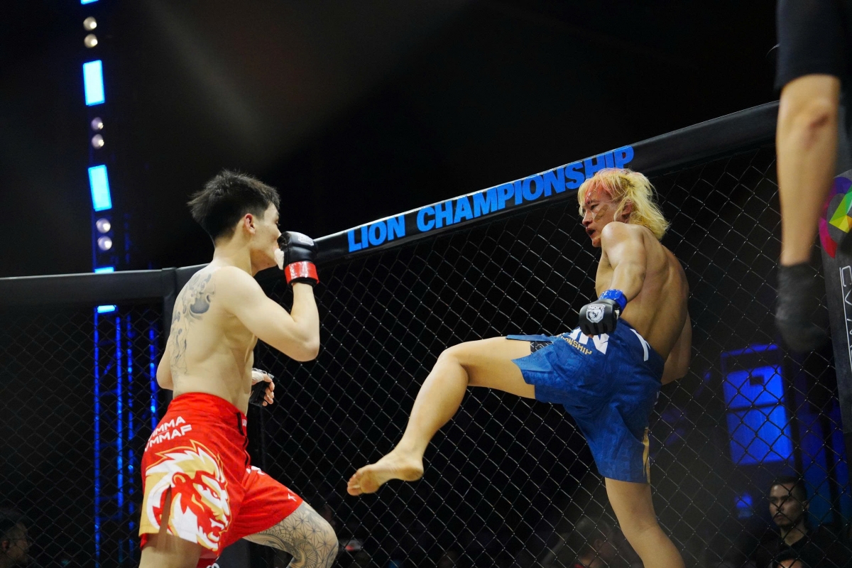  Zhang Yanlong nỗ lực thực hiện những cú đá sở trường nhưng không thể gây nhiều khó khăn cho Thành Thoan. Võ sĩ Việt Nam linh hoạt hơn và liên tục ra đòn chính xác và vùng đầu của đối thủ để giành chiến thắng. 