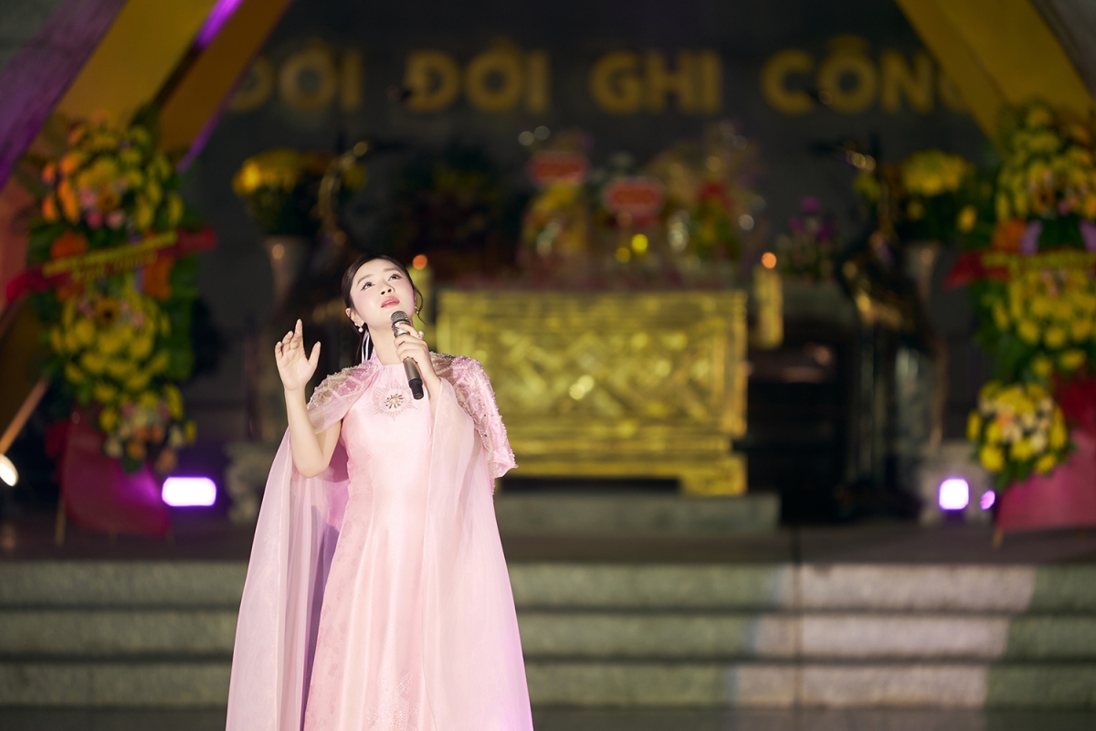 Nguyễn Thu Hằng xúc động hát giữa Nghĩa trang Đường 9