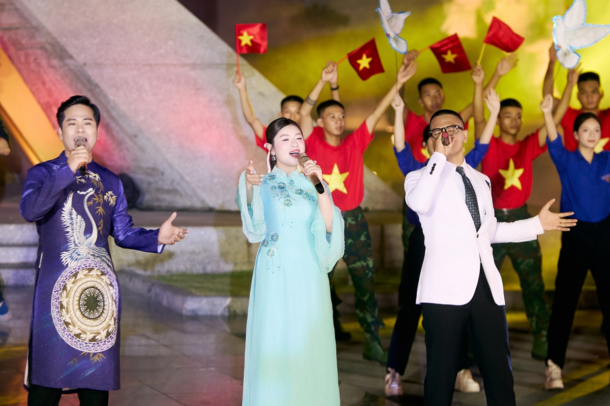 Sao mai Thu Hằng cùng các nghệ sĩ hát trong chương trình tri ân các anh hùng, liệt sĩ ở Quảng Trị