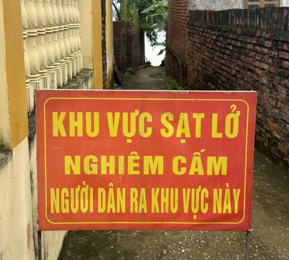 Theo ghi nhận của phóng viên, sau các đợt mưa lớn trên diện rộng xảy ra ở thượng nguồn sông Thao (sông Hồng), mực nước sông dâng cao và chảy xiết, kết hợp với hiện tượng bồi lắng ở bờ hữu khiến dòng chủ lưu bị đẩy sát vào bờ tả, gây xói lở mạnh. Ảnh TT xã Lâm Thao.
