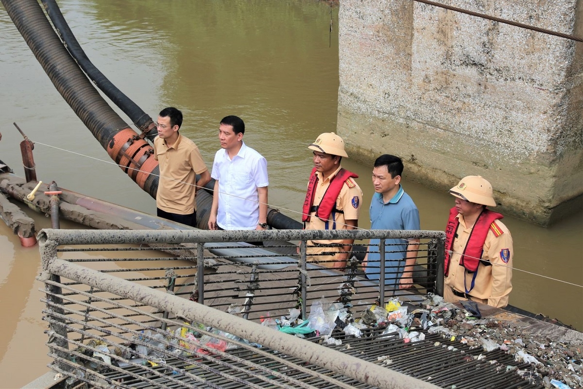 Đại tá Phan Văn Lý, Phó Giám đốc, Thủ trưởng Cơ quan Cảnh sát điều tra Công an tỉnh (áo trắng) trực tiếp đến hiện trường chỉ đạo điều tra, xử lý vụ việc theo quy định của pháp luật. Ảnh: CTV