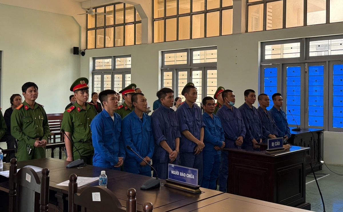 9 bị cáo tại phiên toà ngày 23/7. Ảnh: B.H