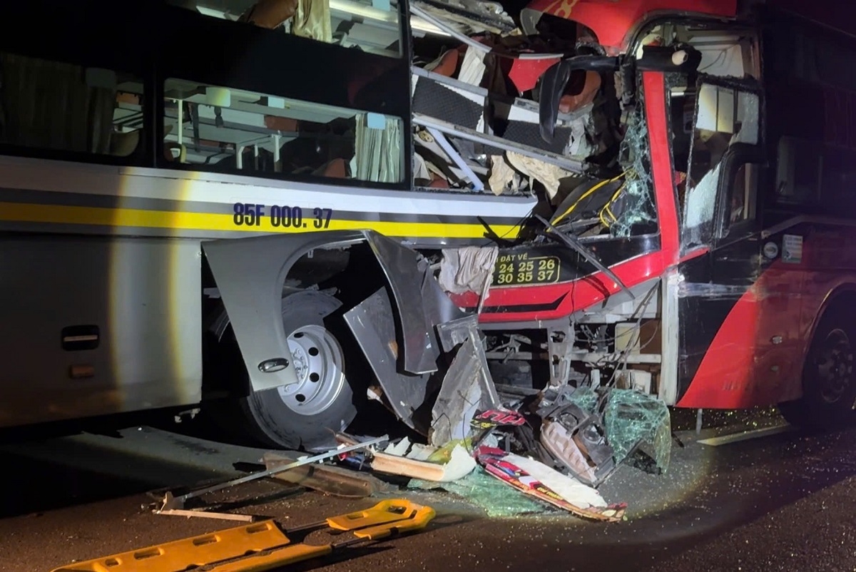 Đầu xe 78F – 002.64 găm thẳng vào phần đuôi xe khách 85F-000.37. Ảnh: B.H