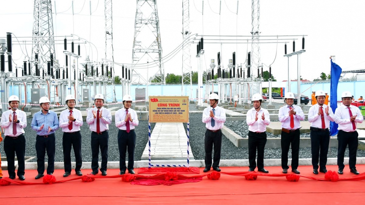 Các đại biểu thực hiện nghi thức gắn biển Công trình Trạm biến áp 110kV Cái Răng và đường dây đấu nối (TP. Cần Thơ), chào mừng Đại hội đại biểu Đảng bộ Tập đoàn Điện lực Việt Nam (EVN) lần thứ IV, nhiệm kỳ 2025 – 2030