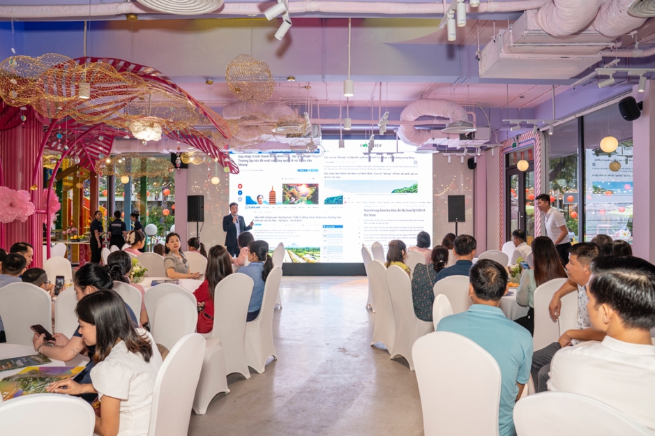 Đại diện chủ đầu tư tập đoàn Flamingo Holdings chia sẻ với hàng trăm khách tham dự sự kiện về cơ hội đầu tư tại Flamingo Golden Hill (Ảnh: CĐT)