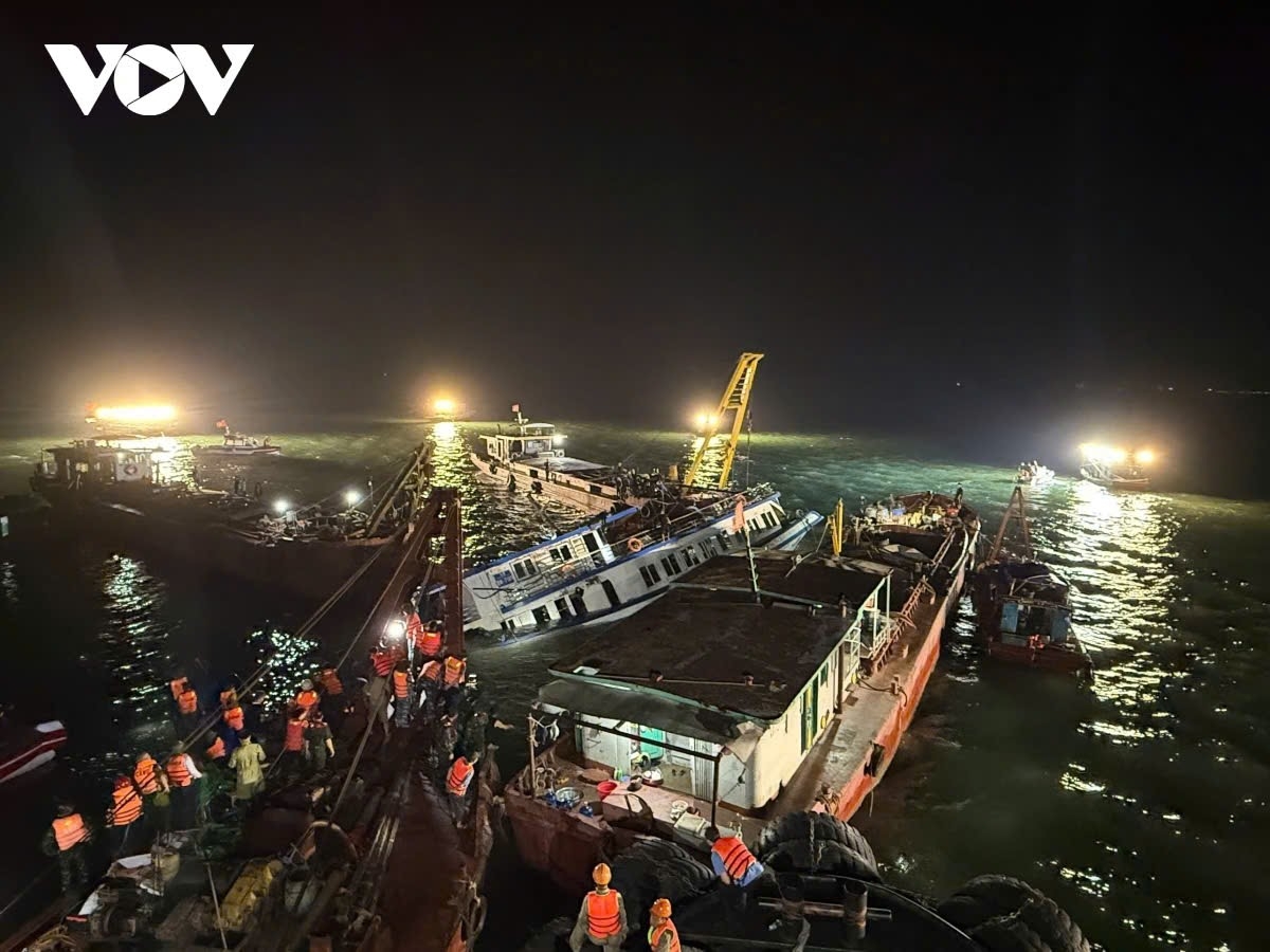 Hiện trường vụ lật tàu ở Quảng Ninh