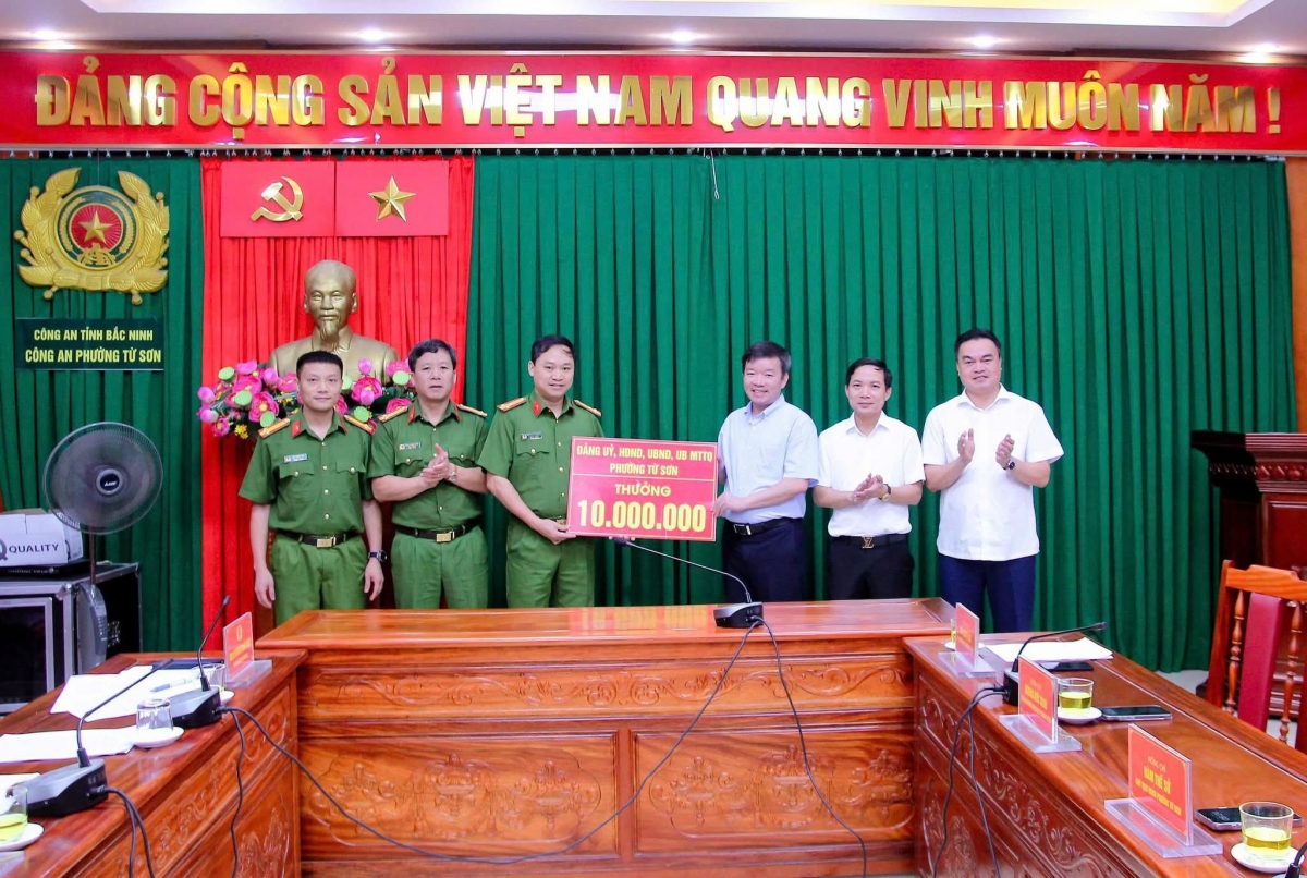 Lãnh đạo phường Từ Sơn khen thưởng nóng tập thể Công an phường Từ Sơn, tỉnh Bắc Ninh