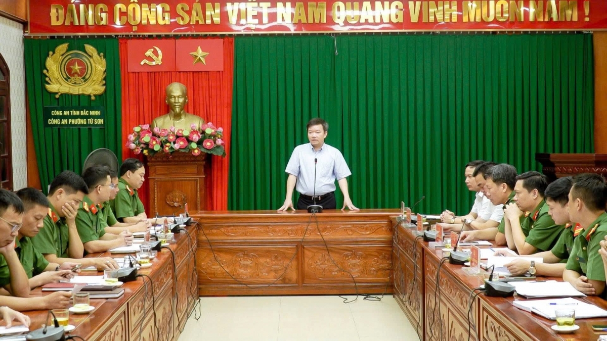 Bí thư Đảng ủy phường Từ Sơn Đỗ Tuấn Sơn biểu dương và chúc mừng thành tích của Công an phường Từ Sơn