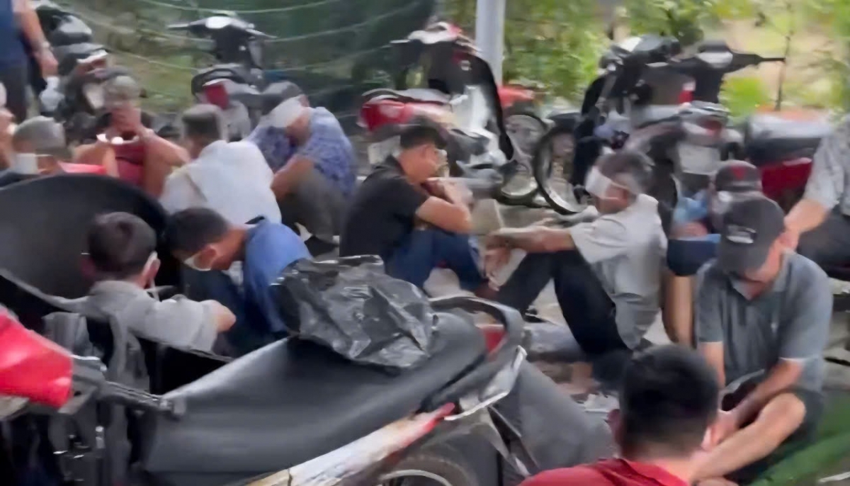 54 đối tượng bị tạm giữ, thu giữ gần 215 triệu đồng, 47 xe máy và 49 điện thoại di động các loại