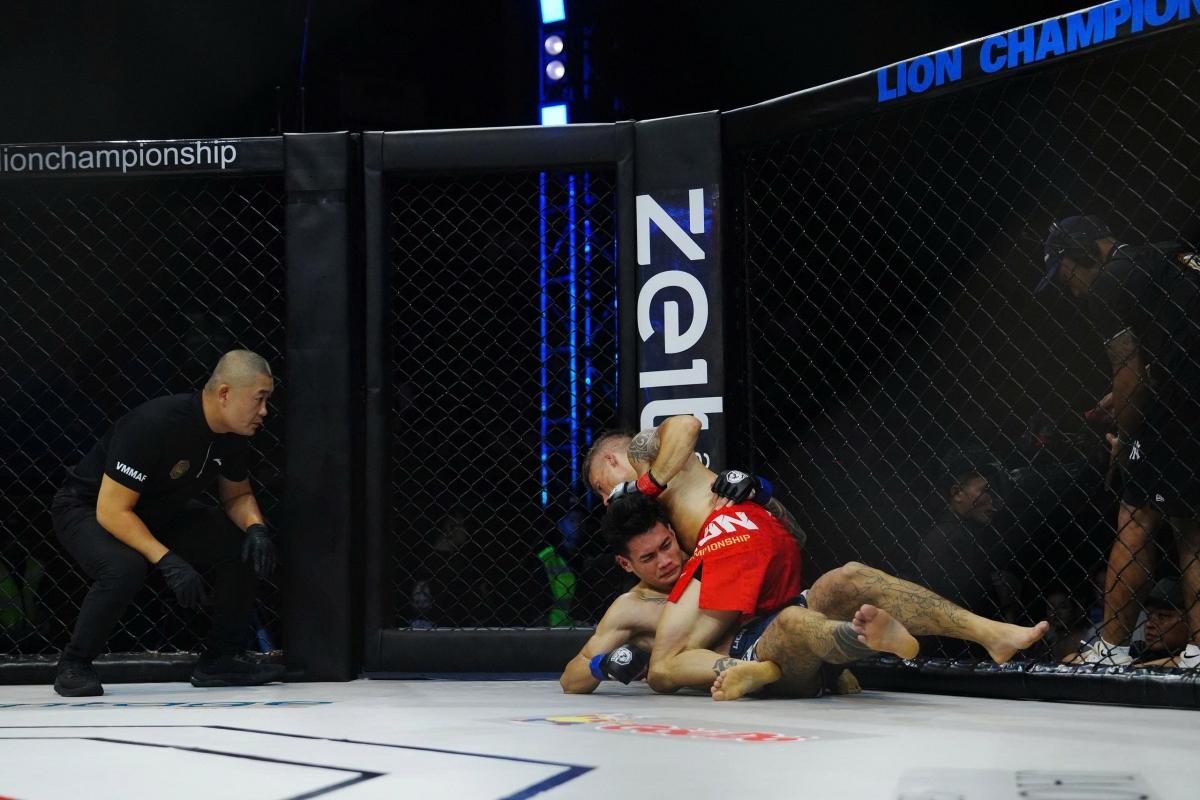 Trong khi đó, khi phải đối đầu với các võ sĩ đến từ châu Âu, các VĐV Việt Nam đã tỏ ra thất thế. Bùi Phong Sơn để thua Liam Arnold khi võ sĩ người Anh thực hiện đòn khóa siết cổ chuẩn xác. 