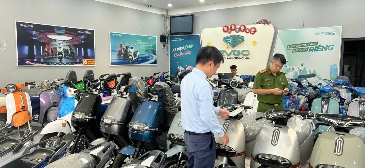 Cửa hàng doanh xe máy điện giả nhãn hiệu.