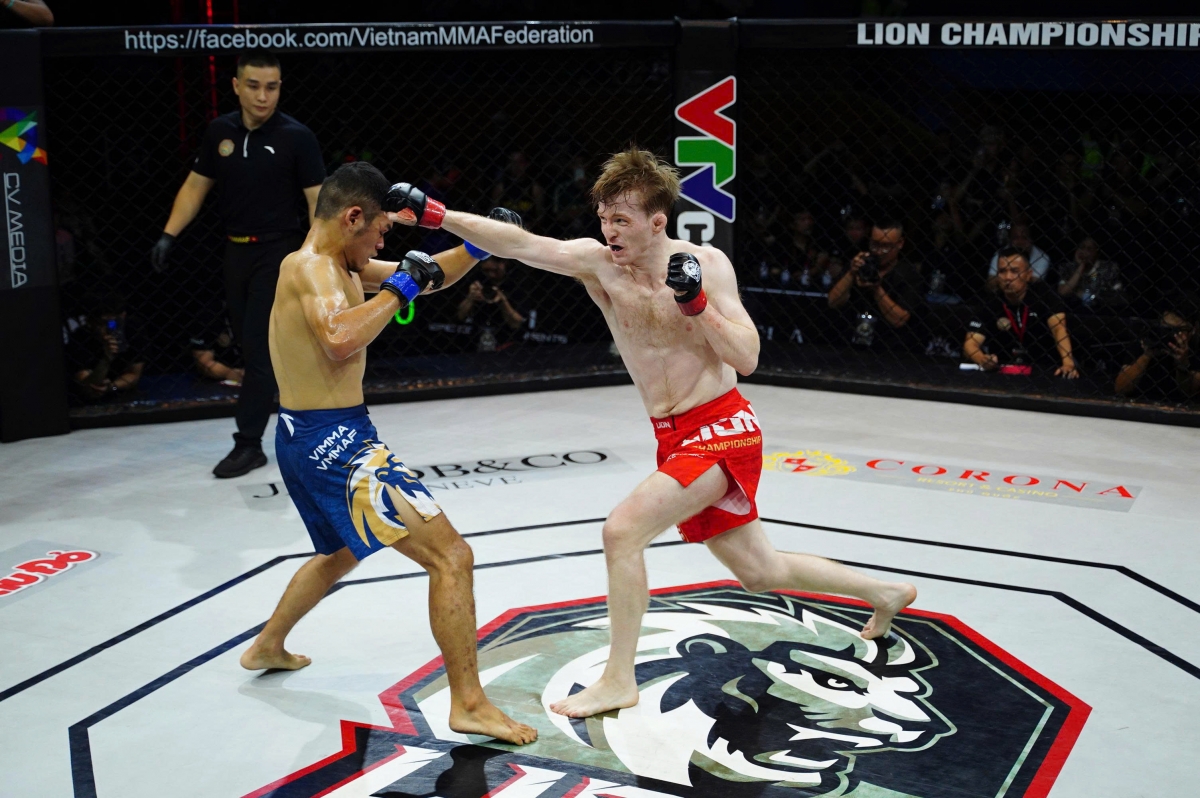  Phạm Anh Đức cũng thất thủ trước Harry Smith bằng knock-out kỹ thuật khi VĐV đến từ Scotland tỏ ra vượt trội ngay từ đầu trận đấu. 