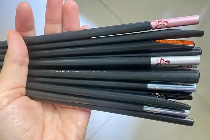 Đũa hợp kim giá rẻ có thể dễ dàng bắt lửa. (Ảnh: 360.doc)