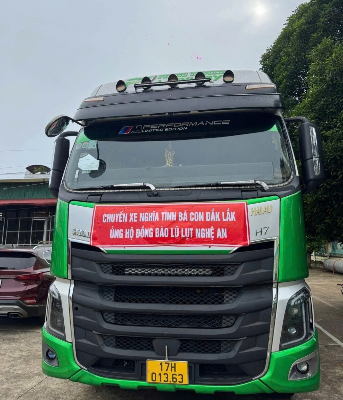 Chuyến xe nghĩa tình mang hàng cứu trợ từ Đắk Lắk hướng đến vùng lũ Nghệ An. Ảnh: KT.