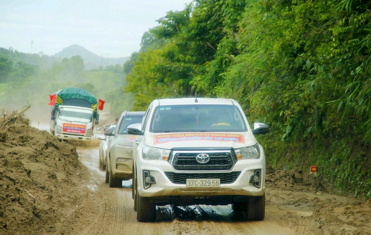 Đến chiều nay (26/7), số ít đoàn cứu trợ đã có mặt tại một số xã vùng lũ của huyện Tương và Kỳ Sơn cũ. Ảnh: KT.