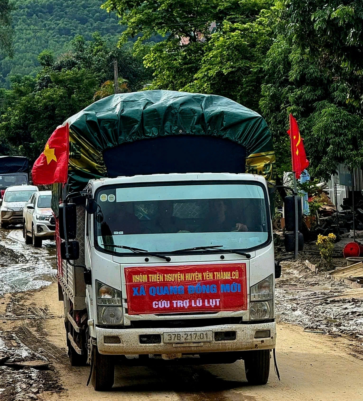 Xe cứu trợ của một nhóm thiện nguyện xã Quang Đồng (Huyện Yên Thành cũ), Nghệ An. Ảnh: KT