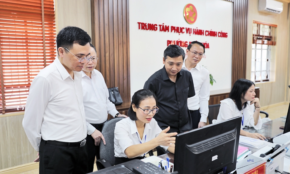 Chủ tịch HĐND tỉnh Bắc Ninh Nguyễn Việt Oanh kiểm tra Trung tâm Phục vụ hành chính công phường Nhân Hòa