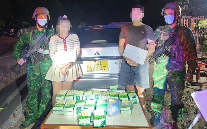 Đôi nam nữ bị bắt giữ cùng tang vật ma túy. (Ảnh: Biên phòng Quảng Trị)