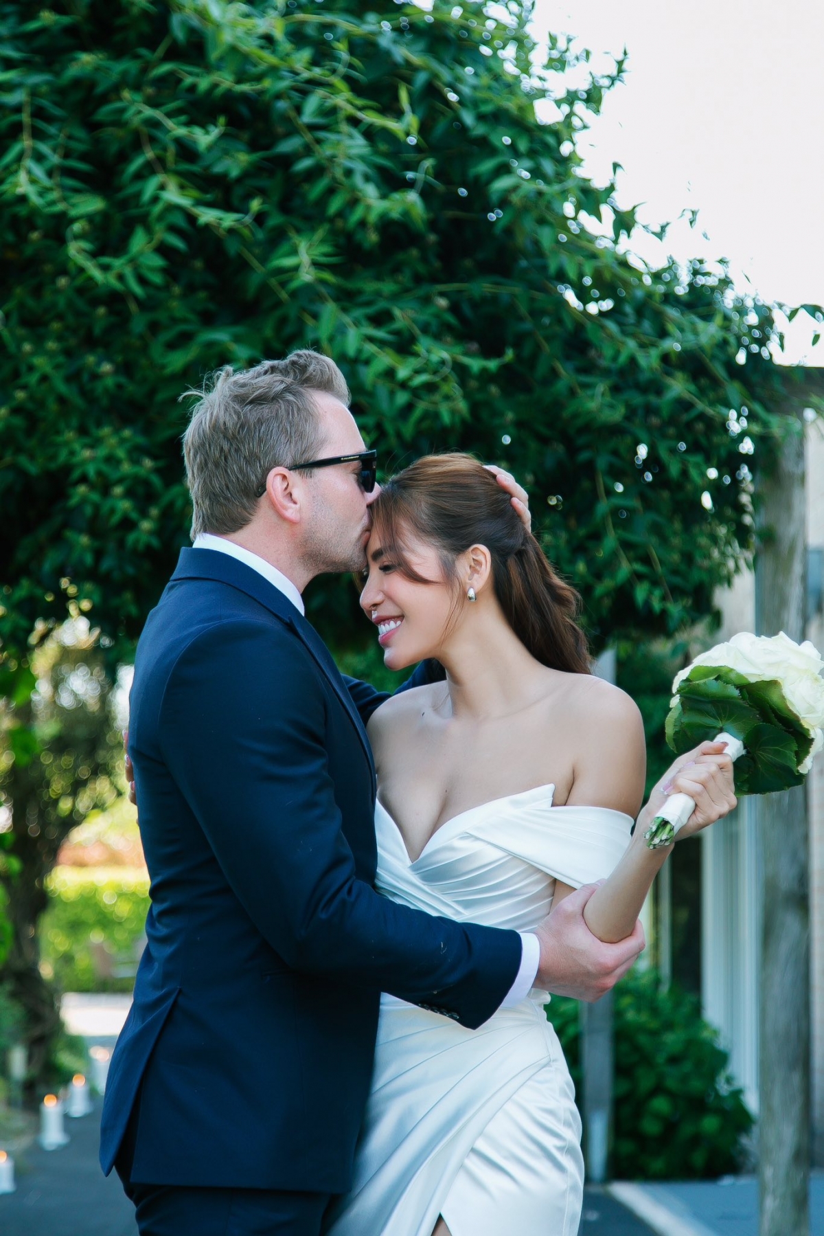 Mới đây, trong một chương trình, siêu mẫu Minh Tú đã chia sẻ nhiều hơn về cuộc hôn nhân của mình với người chồng quốc tịch Đức. Người đẹp cho biết sau 5 năm gắn bó, điều không thay đổi chính là ly nước ở đầu giường anh luôn dành cho cô.