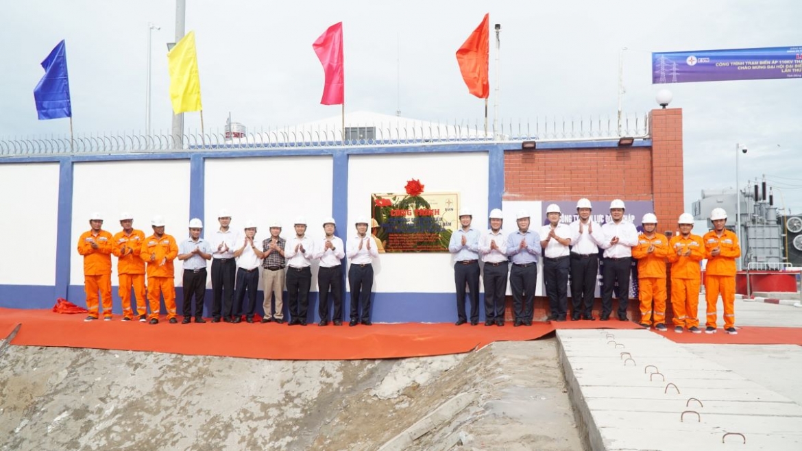 Các đại biểu thực hiện nghi thức gắn biển Công trình Trạm biến áp 110kV Thanh Bình và đường dây đấu nối (tỉnh Đồng Tháp), chào mừng Đại hội đại biểu Đảng bộ Tập đoàn Điện lực Việt Nam (EVN) lần thứ IV, nhiệm kỳ 2025 – 2030