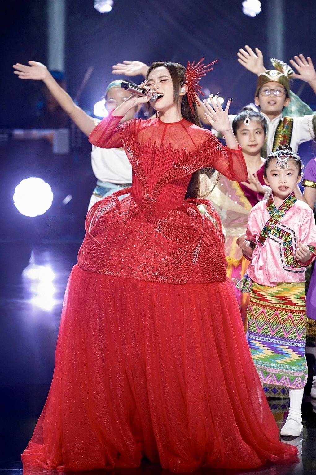 Phương Mỹ Chi thể hiện ca khúc "Chopstick". Ảnh: FPT Play