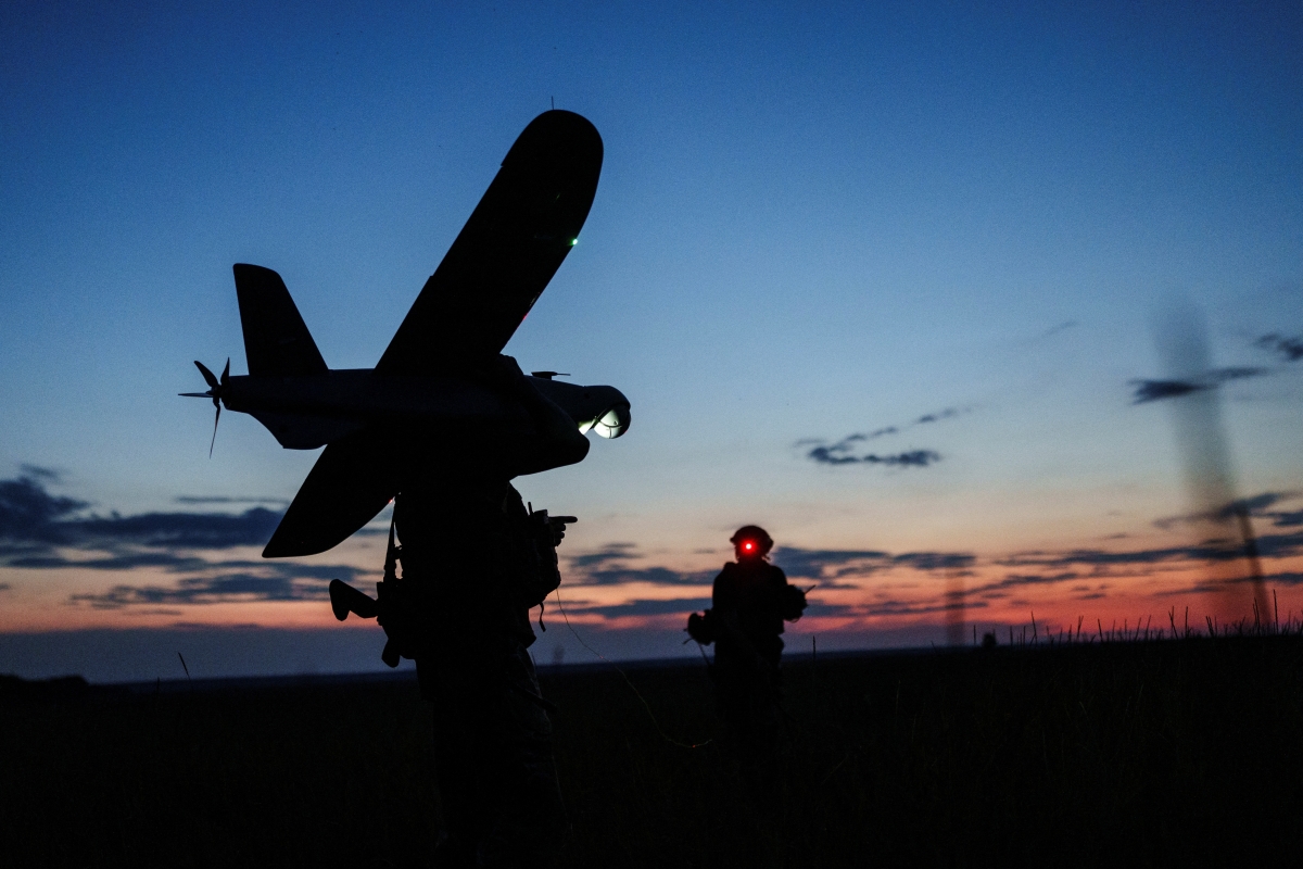 Binh lính Ukraine chuẩn bị triển khai UAV trinh sát trên tiền tuyến ở khu vực Kharkov. Ảnh: Reuters