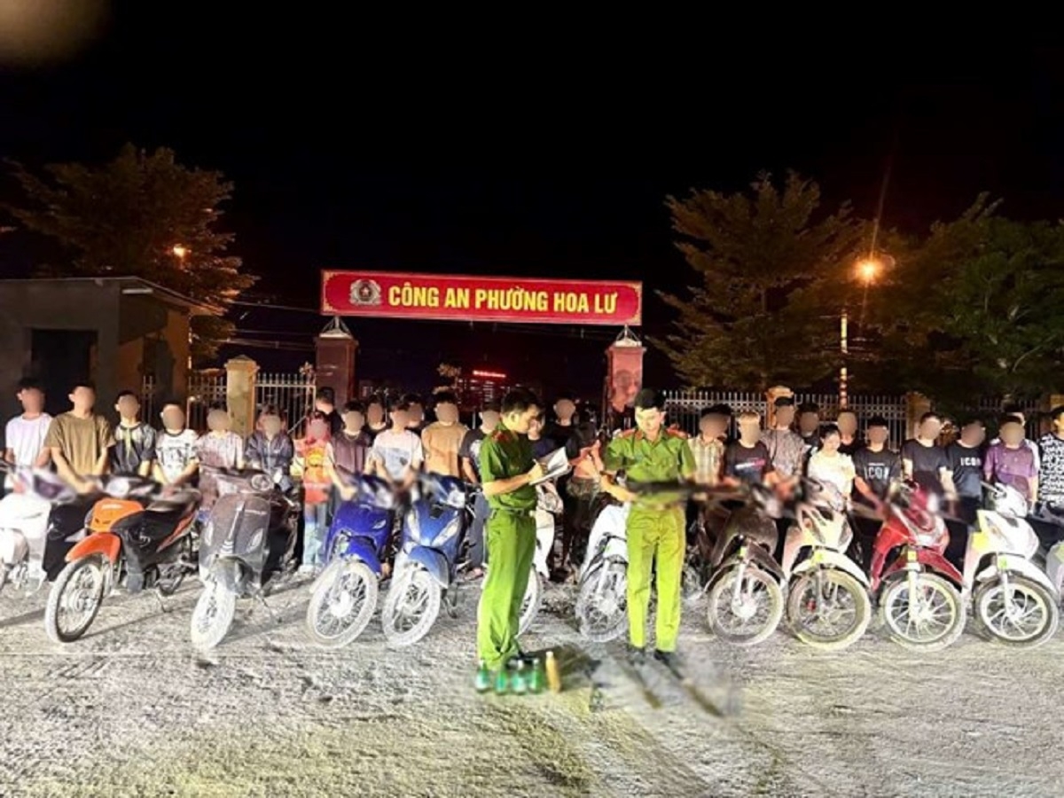 Các đối tượng cùng tang vật tại cơ quan Công an