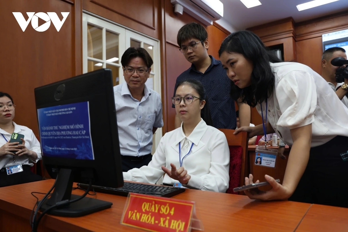 Cán bộ công chức phường Sài Gòn vận hành thử nghiệm mô hình chính quyền địa phương 2 cấp.