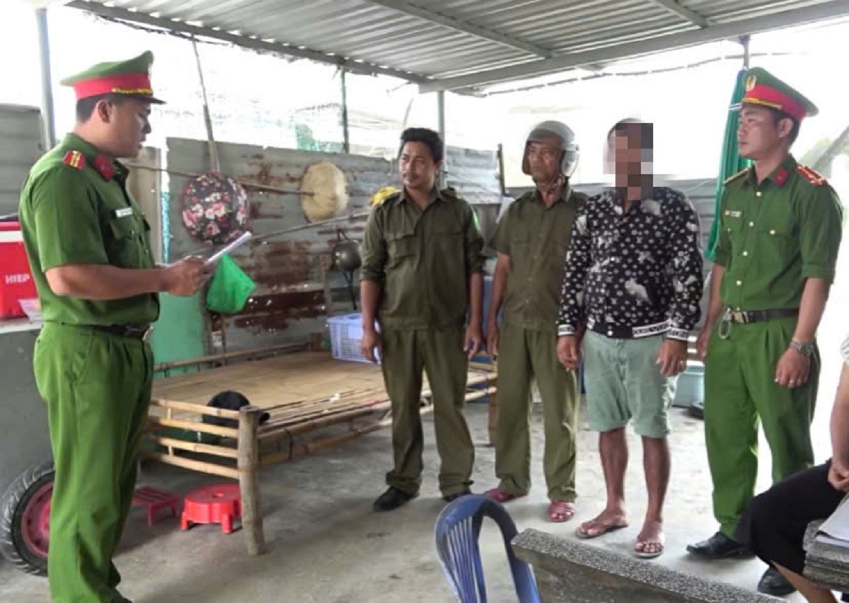 Lực lượng công an đọc lệnh bắt bị can để tạm giam