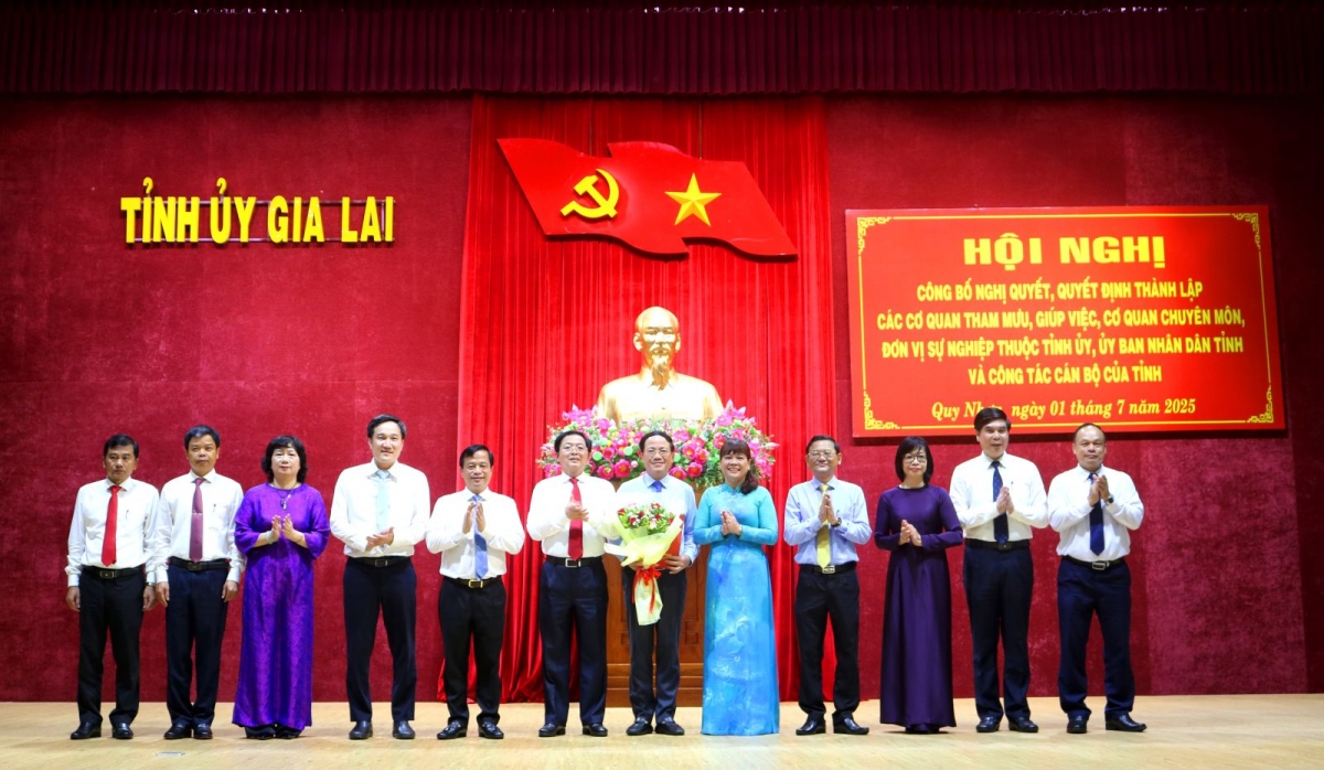 Ông Phạm Anh Tuấn - Chủ tịch UBND tỉnh Gia Lai (người ôm hoa) đã có quyết định phân công nhiệm vụ cho 7 Phó Chủ tịch UBND tỉnh. (ảnh: Báo Gia Lai)