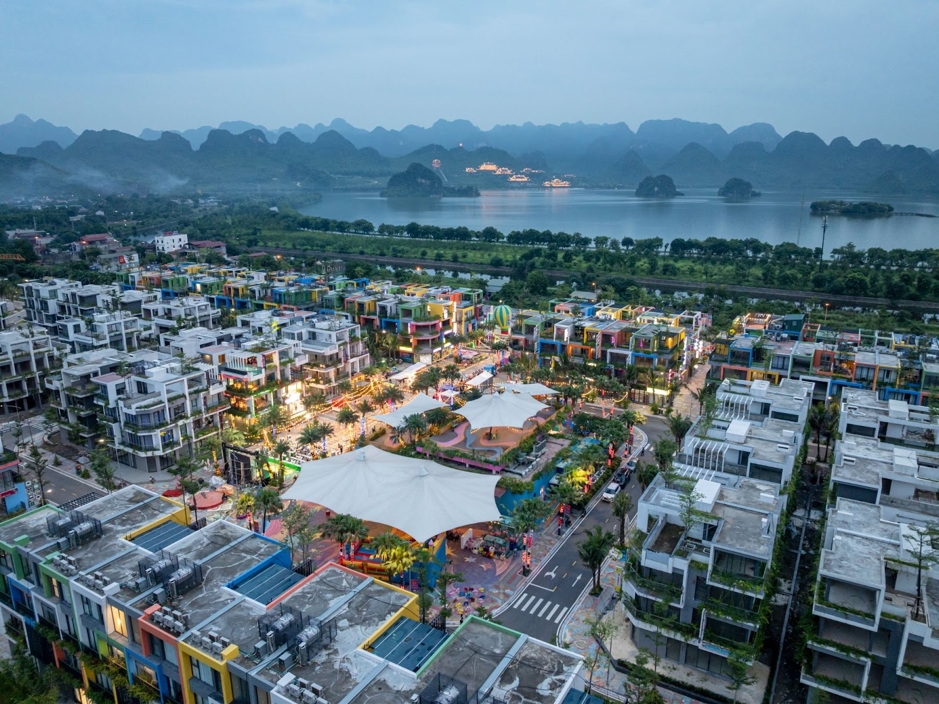 Flamingo Golden Hill đối diện quần thể Tam Chúc mỗi năm đón hàng triệu lượt khách du lịch (Ảnh: CĐT)