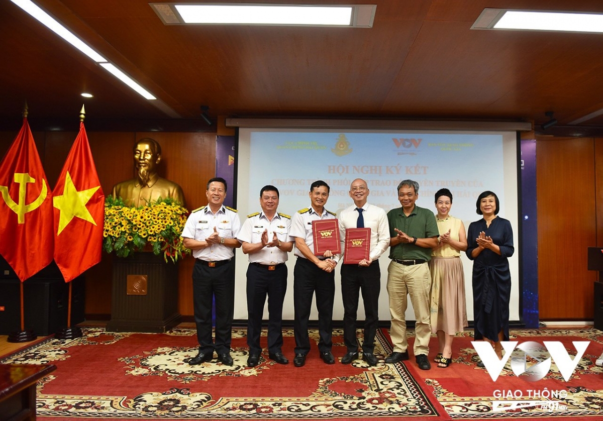 Lãnh đạo Ban VOV Giao thông Quốc gia và Đại diện Lãnh đạo Cục Chính trị Hải quân chụp ảnh lưu niệm tại lễ ký kết hợp tác