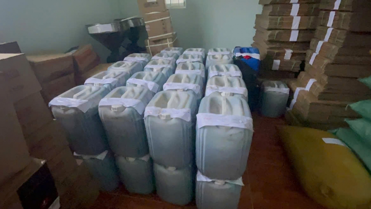 Nhiều thùng chất phụ gia để trộn cà phê do công an phát hiện tại một doanh nghiệp tư nhân.( ảnh Minh Minh)