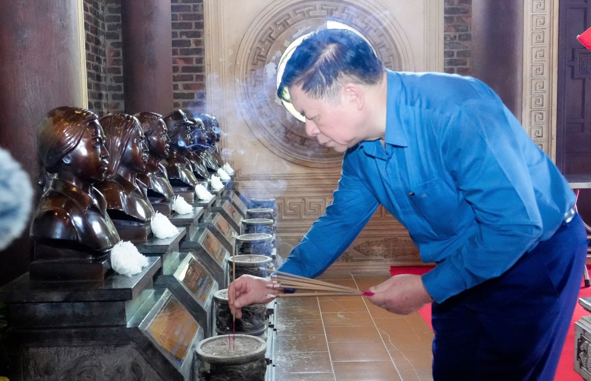 Đồng chí Nguyễn Trọng Nghĩa - Ủy viên Bộ Chính trị, Bí thư Trung ương Đảng, Trưởng ban Tuyên giáo và Dân vận Trung ương dâng hương tưởng niệm trước tượng 13 Anh hùng liệt sĩ Đại đội 317 Thanh niên xung phong.  