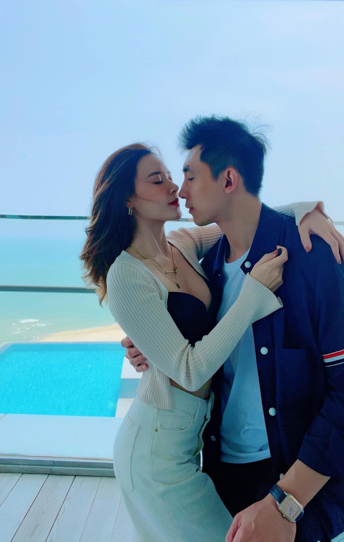 Gần đây, Midu bước sang vai trò nhà sản xuất với dự án phim đầu tay "1314 - Đợi em ở ngày cũ", lấy cảm hứng từ chuyện tình của cô với chồng.