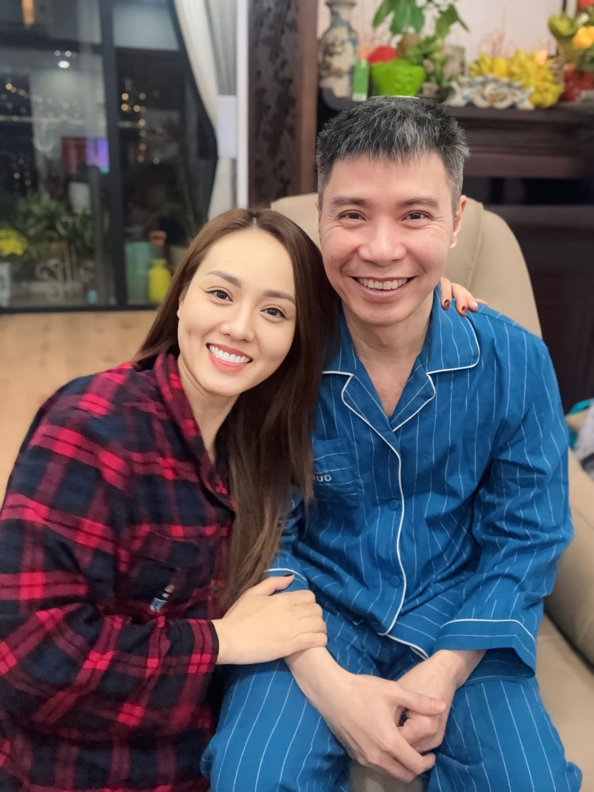 Sao Việt 27/7: Vợ NSND Công Lý phủ nhận tin đồn cô mang thai đang lan truyền trên mạng xã hội. Ngọc Hà cho biết hiện tại vợ chồng cô tập trung vào việc hồi phục sức khỏe cho NSND Công Lý.