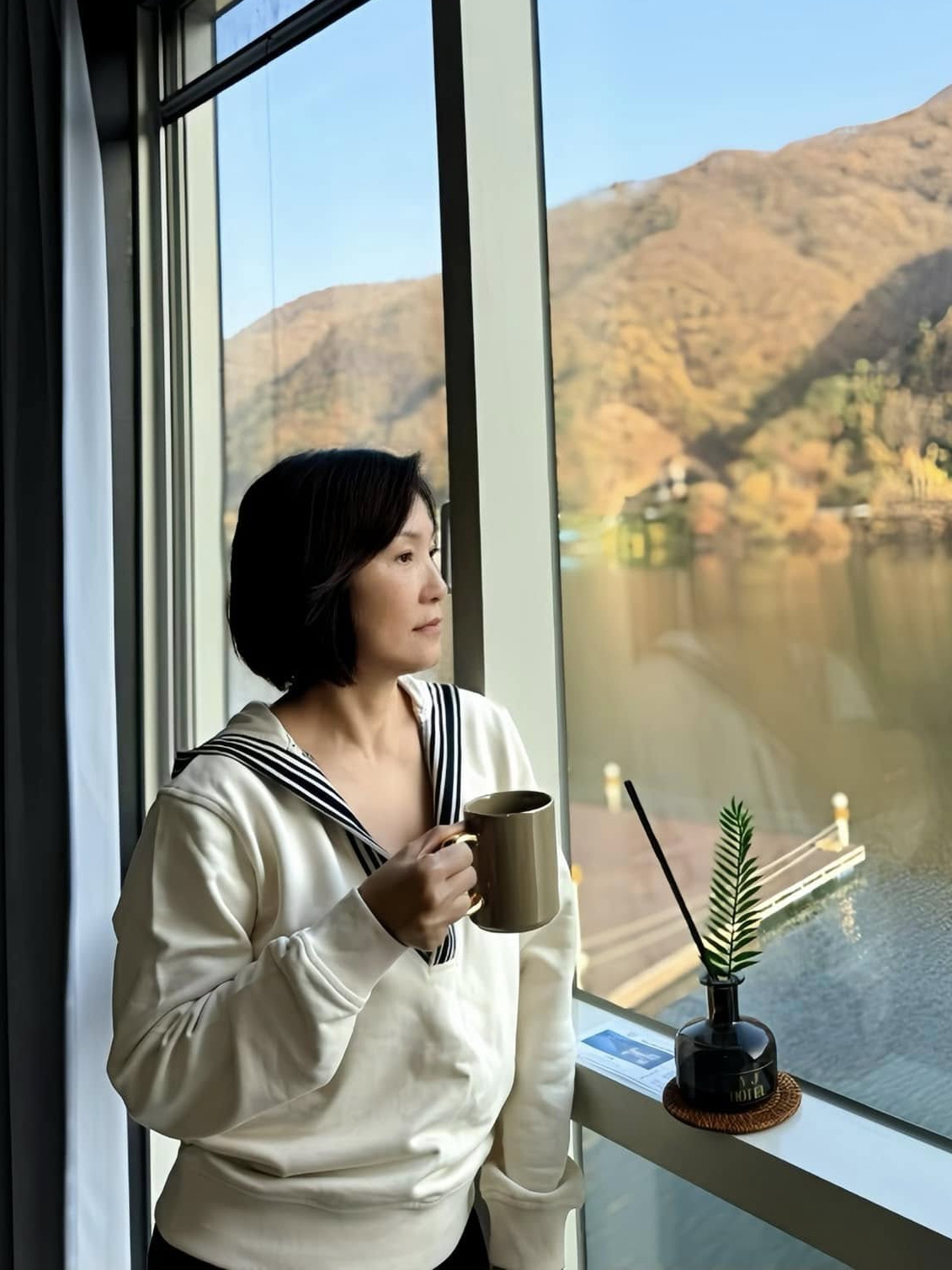 Diễn viên Hồng Đào sinh năm 1962. Chị tốt nghiệp khoa diễn viên trường Cao đẳng Sân khấu Điện ảnh TP.HCM năm 1983. Vào những năm 1980-1990, chị là gương mặt quen thuộc của sân khấu trong nước. Nghệ sĩ Hồng Đào từng được ngưỡng mộ với cuộc hôn nhân với nghệ sĩ Quang Minh. Cả hai đến với nhau khi còn trẻ, cùng nhau gây dựng sự nghiệp và có hai con gái.