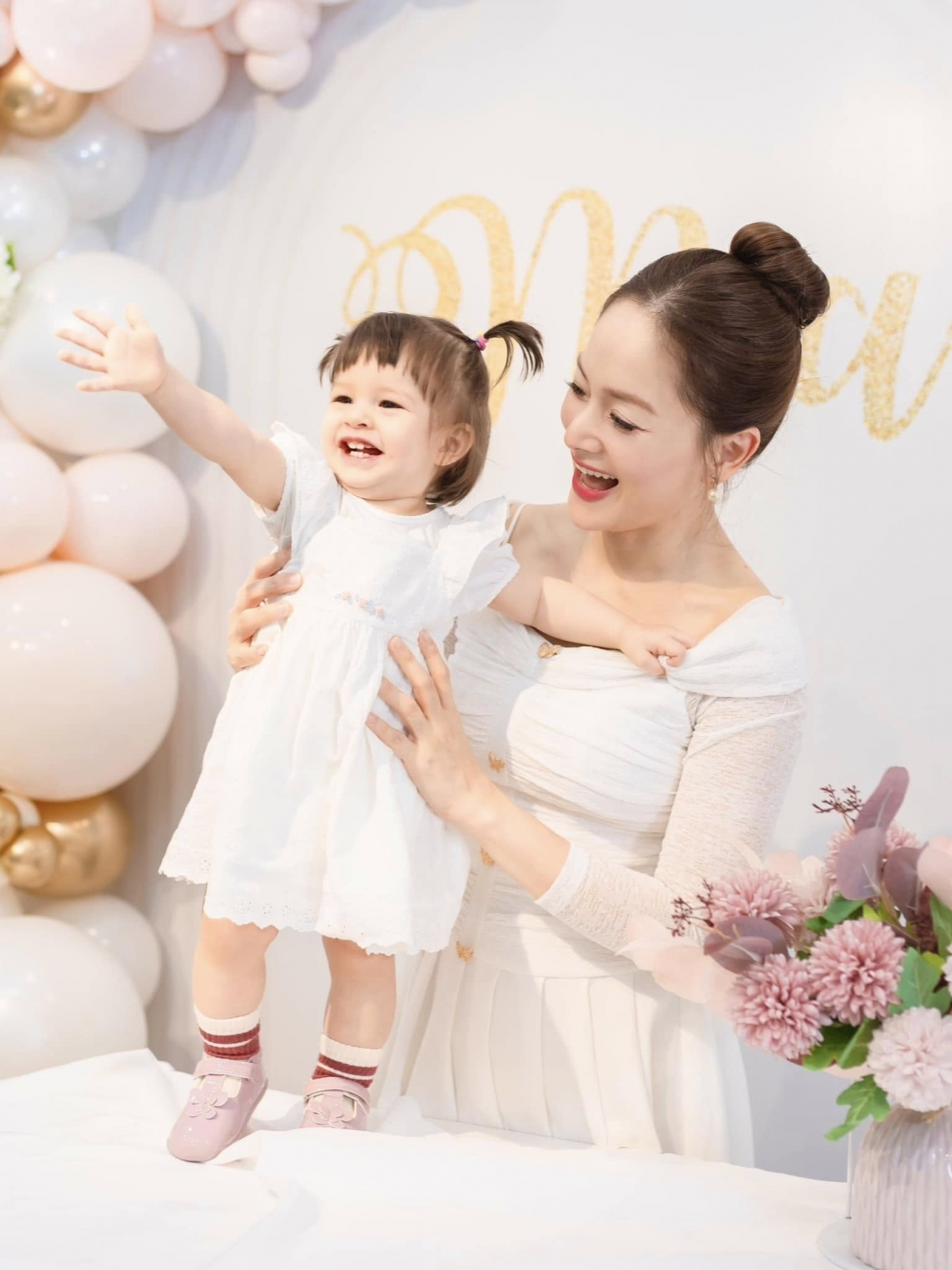 Tháng 1 năm nay, Lan Phương đưa hai con gái Lina và Mia từ Đà Nẵng - nơi chồng đang làm việc, về lại Hà Nội. Dịp sinh nhật cô và con gái Mia hồi tháng 3, chồng của nữ diễn viên không có mặt.