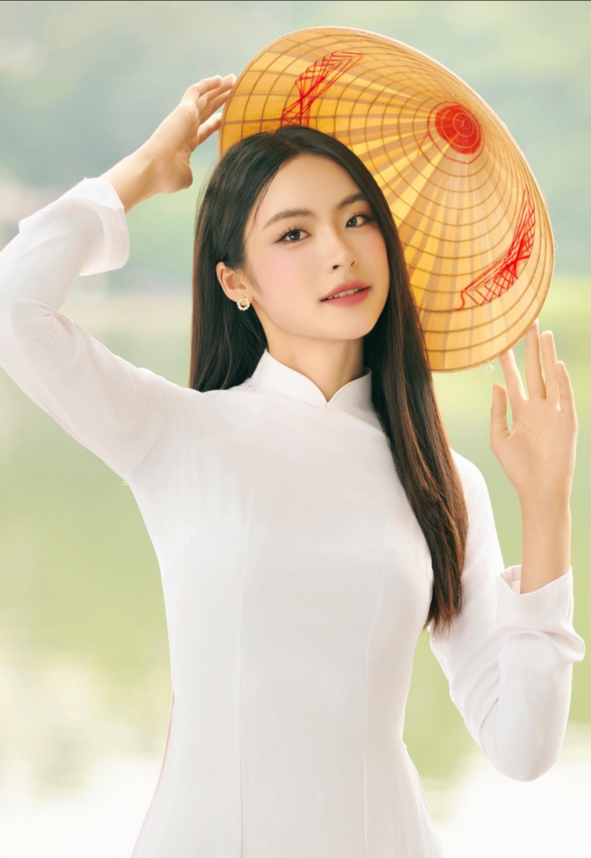 Vân Nhi cho biết thần tượng của cô là Hoa hậu Mai Phương Thúy. Người đẹp nói đàn chị là người bản lĩnh, giỏi kinh doanh. “Tôi ngưỡng mộ và muốn học hỏi ở chị Mai Phương Thúy”, Vân Nhi nói.