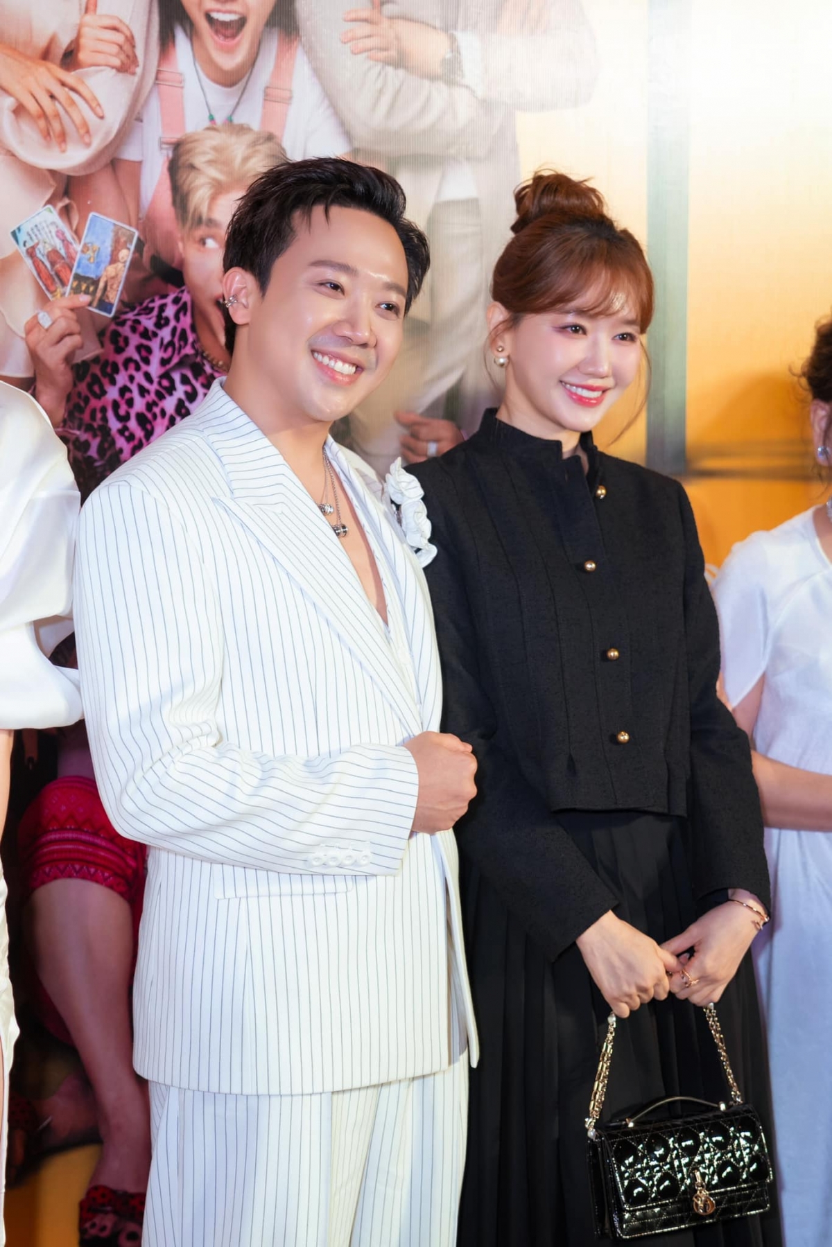 Sau khi kết hôn, Trấn Thành và Hari Won tiếp tục là cặp đôi “quyền lực” của showbiz Việt. Họ không chỉ sánh đôi tại các sự kiện lớn, cùng tham gia gameshow, talkshow, mà còn hỗ trợ nhau trong các dự án nghệ thuật cá nhân.