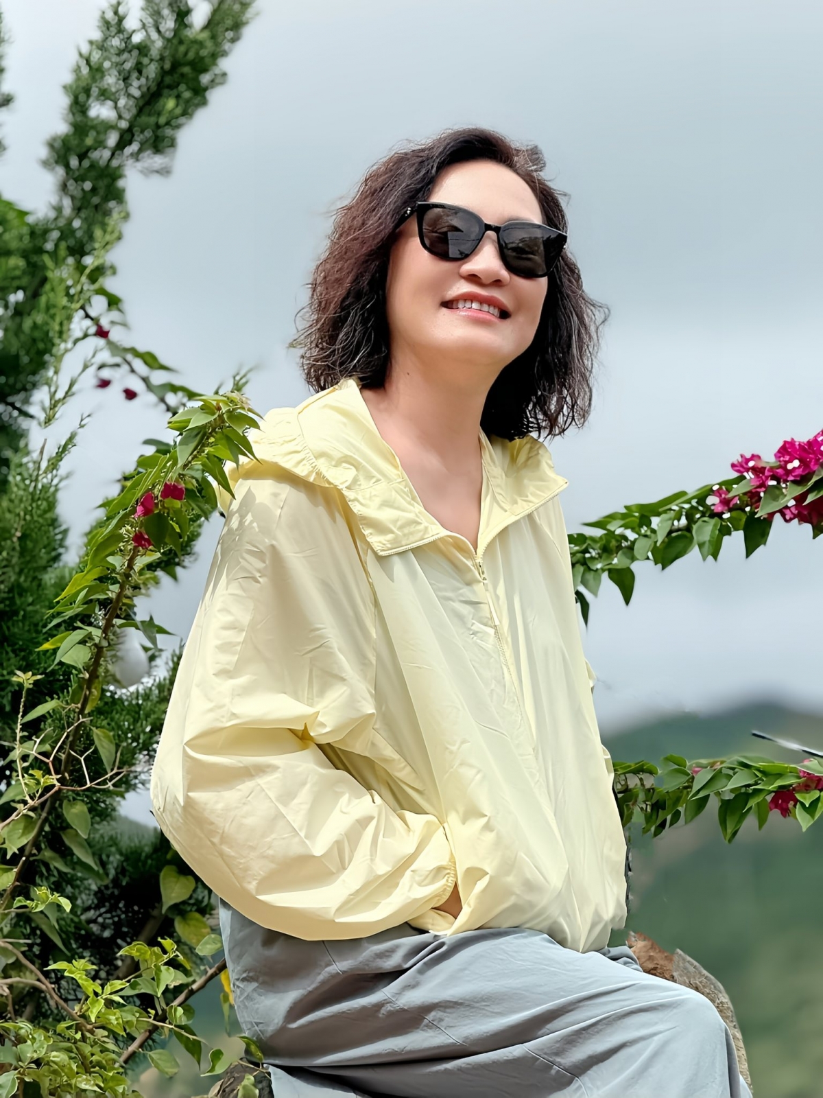 Hồng Đào cho biết cô có nhiều thăng trầm trong cuộc sống, có những lúc nữ diễn viên tưởng không chịu đựng được nhưng vẫn cố gắng vươn lên từ "nốt trầm". "Xung quanh tôi còn gia đình, người thân và những người yêu thương tôi. Tôi vẫn còn một công việc yêu thích. Tất cả những điều đó giúp tôi vực dậy sau nhiều khó khăn", cô nói.