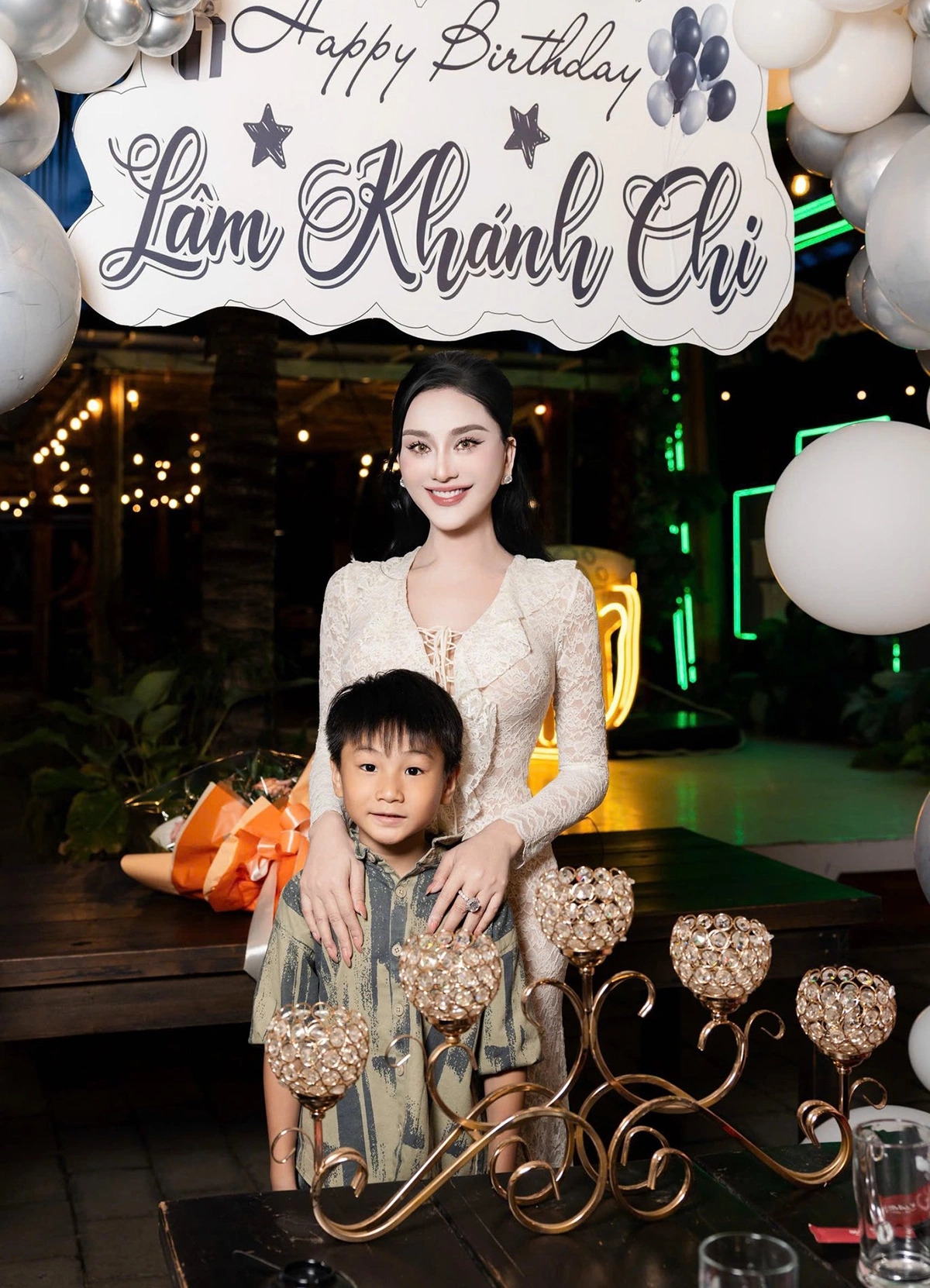 Bé Thiên Long - con trai 7 tuổi của Lâm Khánh Chi - cùng gia đình và bạn bè nghệ sĩ mừng ca sĩ đón sinh nhật thứ 48.