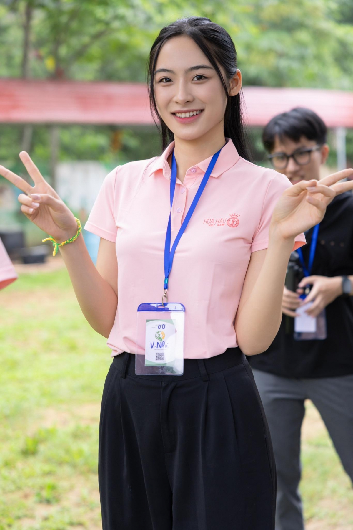 Những bức ảnh mặt mộc, ít son phấn của Vân Nhi trong hoạt động hậu trường của cuộc thi từng gây sốt mạng xã hội.