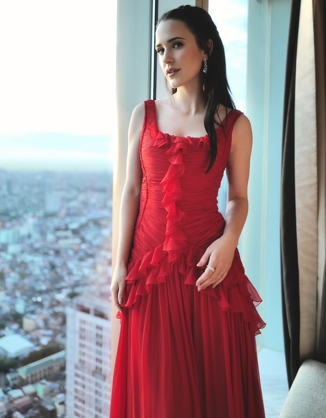 Rachel Brosnahan sinh năm 1990, là một nữ diễn viên người Mỹ. Cô được khán giả chú ý qua vai diễn Midge Maisel trong loạt phim "The Marvelous Mrs. Maisel" (2017-2023), giúp cô giành giải Emmy cho Nữ chính xuất sắc trong phim hài, hai Quả Cầu Vàng cùng loạt giải thưởng danh giá khác.