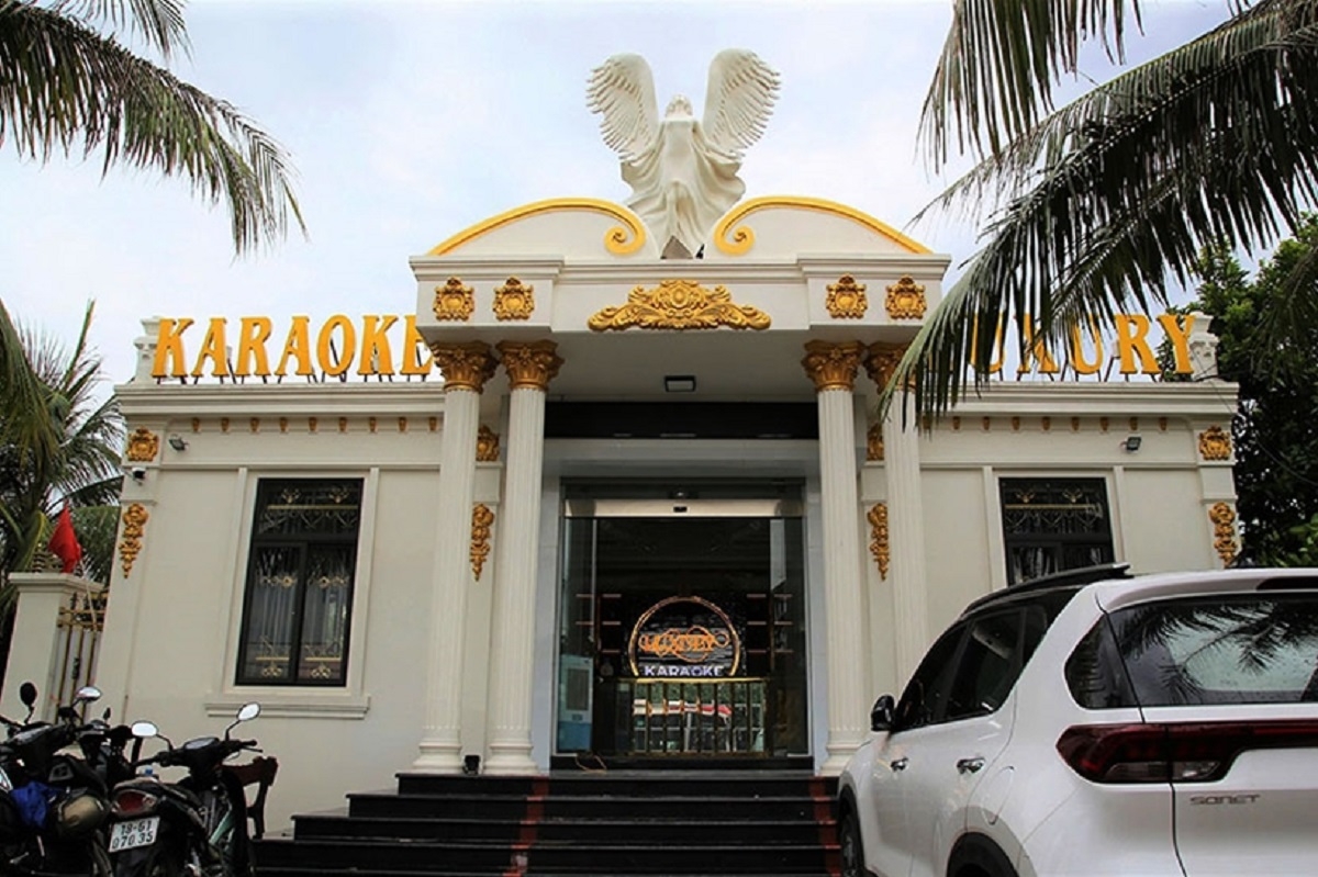 Cơ quan công an kiểm tra đột xuất quán Karaoke Luxury tại tổ dân phố Cồn Tầu, xã Giao Ninh, tỉnh Ninh Bình.