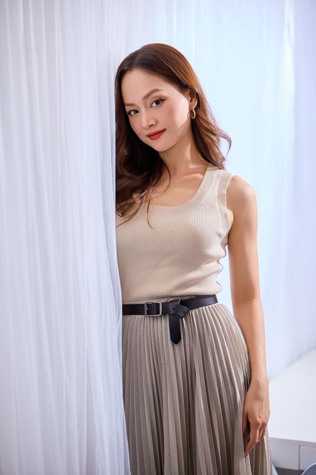 “Có những vết thương nhìn thấy được sẽ có người đến giúp băng bó. Nhưng có những vết thương nằm sâu bên trong, kéo dài nhiều năm, âm thầm chịu đựng, chẳng ai thấy được ngoài chính mình. Nên thật khó để chia sẻ hay nhận sự giúp đỡ phù hợp. Nhưng tôi vẫn ở đây, cố gắng mỗi ngày, vì chính mình, vì các con. Chúng tôi chính thức ly thân”, Lan Phương viết trên trang cá nhân.