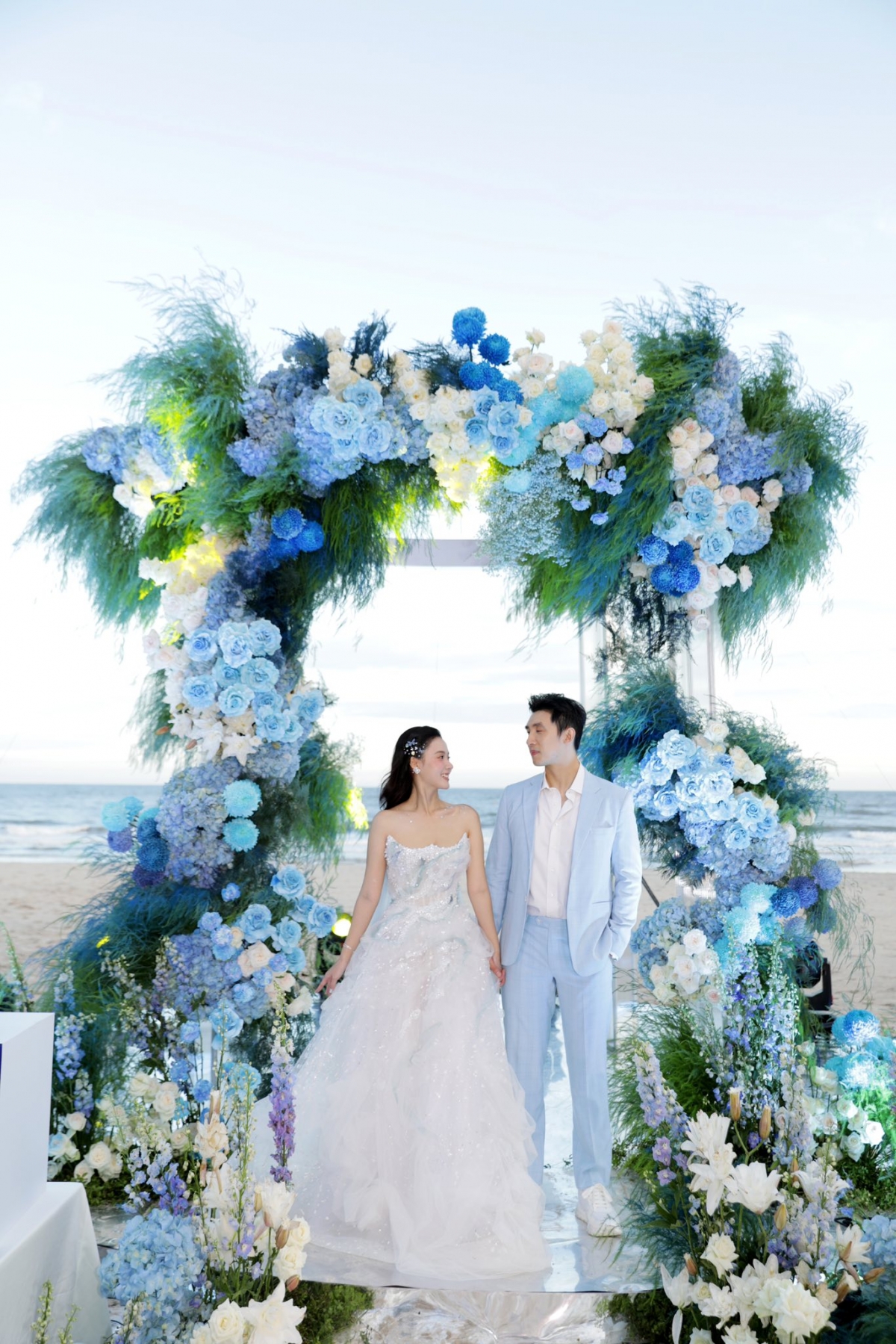 Minh Đạt chia sẻ từ khi lấy vợ, anh cảm nhận cuộc sống thú vị, nhiều màu sắc hơn. Tại tiệc kỷ niệm, Minh Đạt tặng vợ hai chiếc túi xách của thương hiệu xa xỉ trị giá hàng trăm triệu đồng.